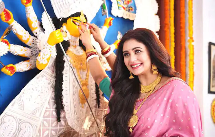 যেকোনো পোশাকের সাজেই সবার নজরকাড়েন ঋতাভরী। এবার পূজায়ও তিনি নতুন স্টাইলে হাজির হচ্ছেন-এমনটাই জানা গেল। ছবি: সংগৃহীত