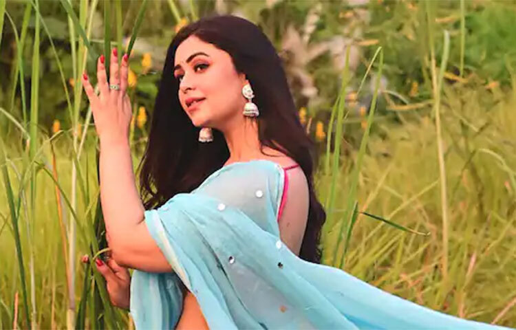 এবার পূজায় কেমন সাজ হবে জানতে চাইলে ঋতাভরী বললেন, ‘আমি ভীষণ শাড়ি পরতে ভালোবাসি। তবে পূজার সময় দূরে কোথাও যেতে হলে আনারকলি সালোয়ার কামিজ আমার প্রথম পছন্দ। হাঁটাচলা বেশি হয় বলে পূজার সময় হিল পরি না কখনো। ফ্ল্যাট জুতোই আমার প্রথম পছন্দ। আর সমস্ত পোশাক অবশ্যই সুতির হতে হবে। পূজার সমস্ত সাজেই জরুরি হলো আরাম। গরম আর ঘোরাঘুরিকে মাথায় রেখে সবসময় আরামদায়ক পোশাক বাছি আমি।’ ছবি: সংগৃহীত