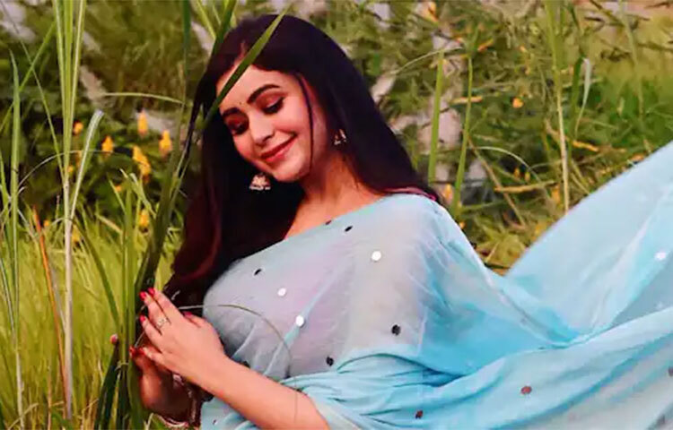 তার পূজার ব্যস্ততা শুরু হয়ে গিয়েছে তৃতীয়া থেকেই। কলকাতার বিভিন্ন জায়গায় পূজা উদ্বোধনে তাকে দেখতে চান ভক্তরা। তাই নায়িকাকে পূজার প্রথম দিকটা ছুটে বেড়াতে হবে কলকাতার এ প্রান্ত থেকে ও প্রান্ত। ছবি: সংগৃহীত