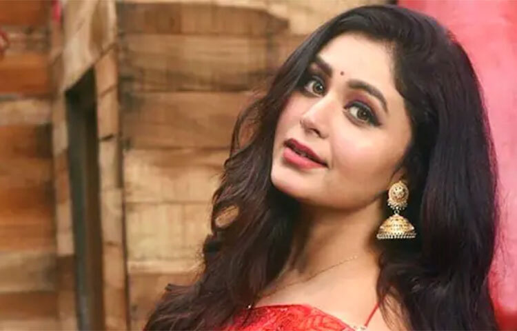 ঋতাভরী বলছেন, ‘ওদের জন্য নতুন জামা কিনেছি, সঙ্গে ছোট ছোট সাজগোজের জিনিস। পূজার আগেই ওগুলো ওদের হাতে তুলে দেব, সঙ্গে খাওয়া দাওয়া তো রয়েছেই। ওদের জামা থেকে সমস্ত জিনিস নিজের হাতে কিনেছি আমি।’ ছবি: সংগৃহীত