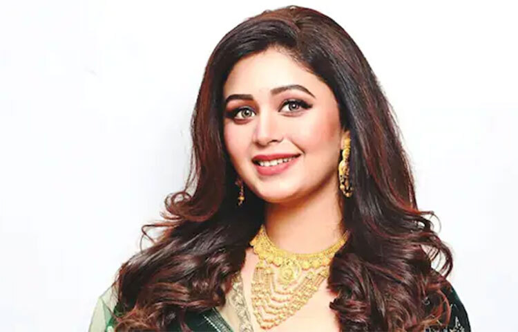 নায়িকা বলছেন, ‘আমি পূজার সময় রান্না করতে ভীষণ ভালোবাসি। তবে এইবছর এত ব্যস্ততা, মনে হয় না সময় পাবো। আর খাওয়া আয়োজনের ব্যাপারে আমি ভীষণ খুঁতখুুঁতে। তাই এইবছর ঠিক করেছি বাইরেই খাওয়া-দাওয়া সারবো।’ ছবি: সংগৃহীত