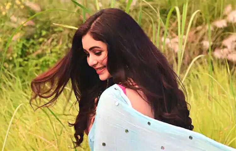 এইবছর দমদম দক্ষিণপাড়ার পূজার প্রিয় মুখ হবে ঋতাভরী। অভিনেত্রী জানালেন, এই বছর সেখানে সন্ধিপূজায় উপস্থিত থাকবেন। সেখানে উপস্থিত প্রায় ১০ হাজার মানুষের সঙ্গে সন্ধিপূজা করবেন তিনি। নবমীকে একটি বিপণী সংস্থার পারিবারিক পূজায় হাজির থাকবেন ঋতাভরী। ছবি: সংগৃহীত