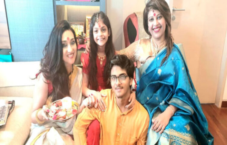 পুজায় কলকাতায় নেই। তাই মন খারাপ ঋতুপর্ণার। তবে পূজা বলে কথা। একটু সেলিব্রেশন না হলে কী আর জমে? তাই সিঙ্গাপুরেই জমিয়ে সেলিব্রেশন করলেন ঋতু।
