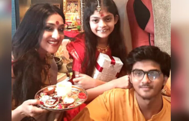 লকডাউন শুরু থেকে টানা রয়েছেন দেশের বাইরে। জমিয়ে সংসার করছেন স্বামী, ছেলে-মেয়েকে নিয়ে। পুজোতেও ফিরতে পারেননি দেশে। তাই সেখানেই ছোট করে আয়োজন করলেন নায়িকা।