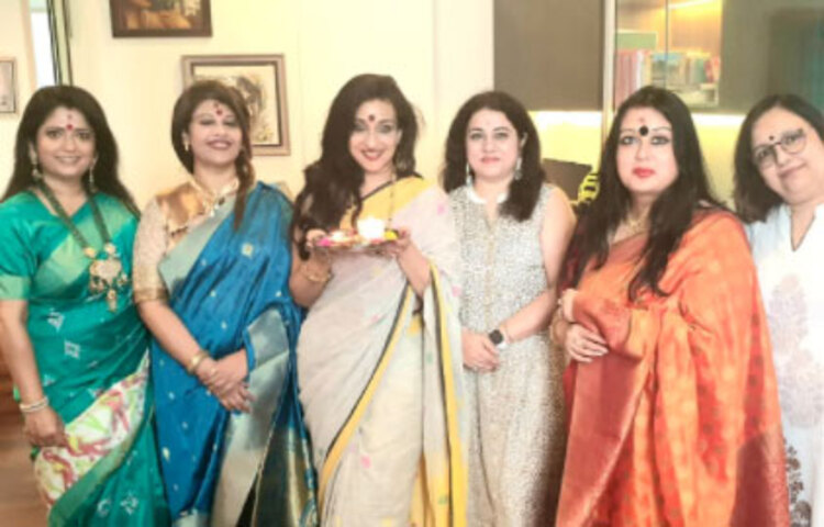 তবে পূজার আড্ডা হল জমিয়ে। সিঙ্গাপুরের বান্ধবীদের সঙ্গে হুল্লোড়ে মেতে উঠলেন নায়িকা। পোজ দিয়ে ছবিও তুললেন ।