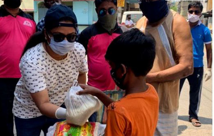 এই কঠিন পরিস্থিতিতে প্রত্যেকেই যাতে নিজেদের সামর্থ্য মতো গরিব মানুষের পাশে দাঁড়ান, সেই আবেদনও করেছেন অভিনেত্রী ঋতুপর্ণা সেনগুপ্ত।