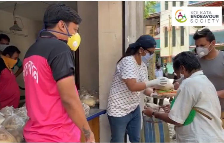 Kolkata Endeavor Society নামে স্বেচ্ছাসেবী সংস্থার মাধ্যমে বাঘাযতীন ও রামগড় এলাকার ২০০ জন মানুষের হাতে চাল, ডাল, আলু সহ প্রয়োজনীয় সামগ্রী তুলে দিলেন ঋতুপর্ণা সেনগুপ্ত।
