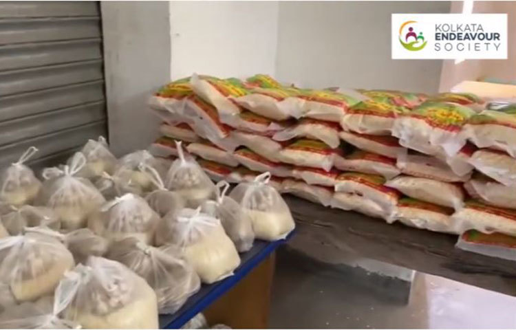 গত সপ্তাহেও টালিগঞ্জ ও লেক গার্ডেনস এলাকার ২০০ জন মানুষের কাছে এভাবেই চাল, ডাল, আলুসহ প্রয়োজনীয় সামগ্রী তুলে দিয়েছিলেন অভিনেত্রী।