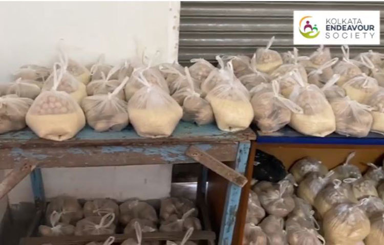 অভিনেত্রী Zee ২৪ ঘণ্টা ডট কম-কে জানিয়েছিলেন প্রত্যেক সপ্তাহেই তিনি তার সাধ্যমত ২০০ জন করে মানুষের কাছে প্রয়োজনীয় সামগ্রী পৌঁছে দেবেন।