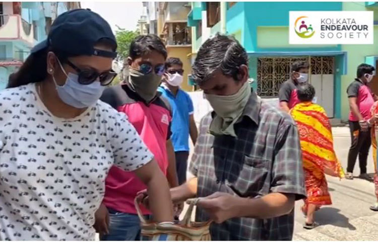 নিজের দেয়া সেই প্রতিশ্রুতি মতোই গরিব মানুষের কাছে খাবার পৌঁছে দেয়ার দায়িত্ব পালন করছেন অভিনেত্রী।