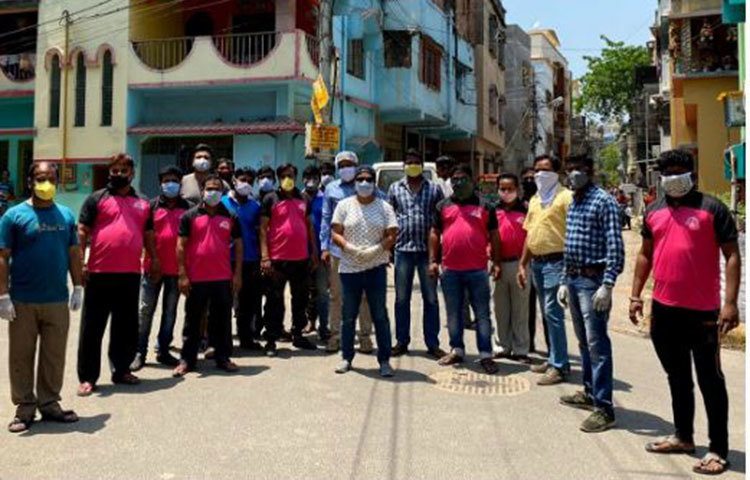 ঋতুপর্ণা সেনগুপ্ত জানান, তিনি এই মুহূর্তে সিঙ্গাপুরে তার পরিবারের সঙ্গে রয়েছেন। তবুও সেখান থেকেই কলকাতার স্বেচ্ছাসেবী সংস্থার Kolkata Endeavor Society মাধ্যমে এই কঠিন পরিস্থিতিতে গরিব মানুষগুলো যাতে খাবার পান সেই ব্যবস্থা করছেন।