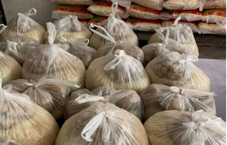 টলিগঞ্জের টেকনিশিয়ানস সহ বিভিন্ন দৈনিক রোজগেরে কলাকুশলীদের জন্য ইতিমধ্যেই ১০ হাজার টাকা অনুদান দিয়েছেন ঋতুপর্ণা। পরবর্তীকালেও তাদের পাশে থাকার আশ্বাস দিয়েছেন।