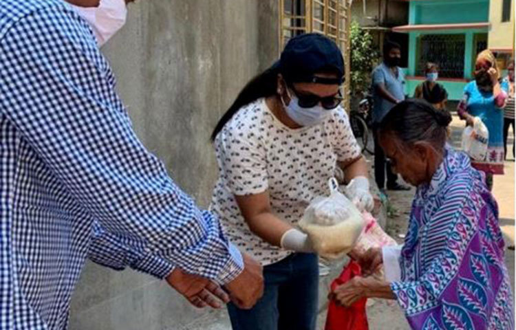 পাশাপাশি এই পরিস্থিতিতে মানুষের সাহায্যার্থে কাজ করা বেশ কয়েকটি স্বেচ্ছাসেবী সংস্থার পাশেও দাঁড়িয়েছেন এবং সেখানেও অর্থ সাহায্য করেছেন অভিনেত্রী।