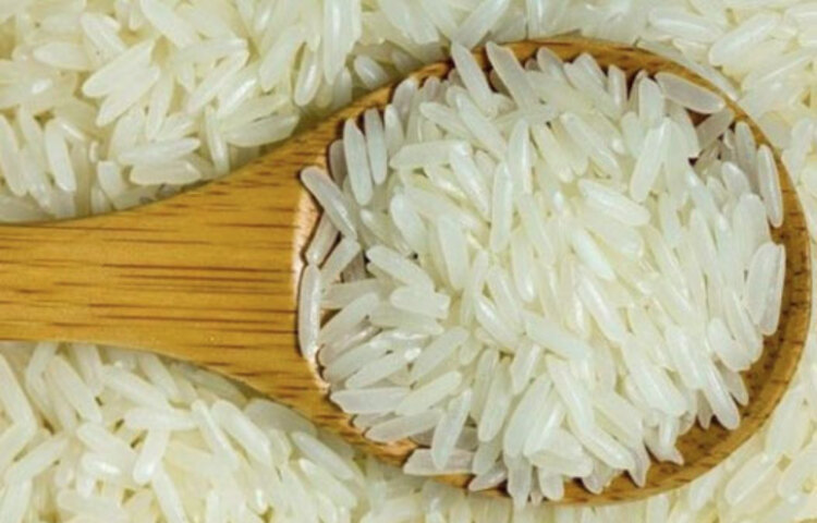 পুরোমাসের বাজার করে একসঙ্গে সেরে রাখেন অনেকে। বাড়িতে যাতে চাল বাড়ন্ত না হয়, তাই একসঙ্গে বেশি পরিমাণ চালও থাকে পুরো মাসের তালিকায়। কিন্তু তাতেই হয় সমস্যা। চালে পোকা হয় যা এক এক করে দূর করা খুবই পরিশ্রমের কাজ।