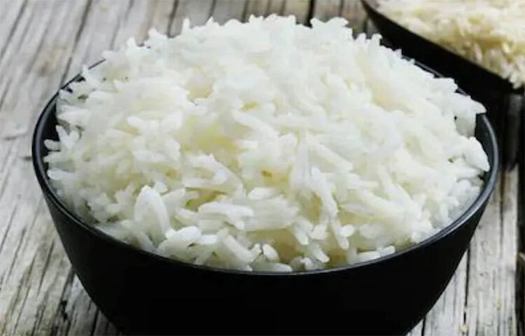 ভাত খেলে পেট দ্রুত ভরে যায় এবং পেট ফাঁপা হওয়ার সমস্যাও দেখা দেয়। ভাত খাওয়ার সঙ্গে সঙ্গে ঘুমোতে যাওয়া ঠিক নয়। তবে ভাতের বিশেষত্ব হলো এটি দ্রুত হজম হয়। এমন অবস্থায়, আপনি আবার ক্ষুধার্ত বোধ করতে শুরু করেন এবং আপনি সারাদিন কিছু না কিছু খেতে থাকেন। এটি আপনাকে অতিরিক্ত খাওয়ার প্রতি আসক্ত করতে পারে। ছবি: সংগৃহীত