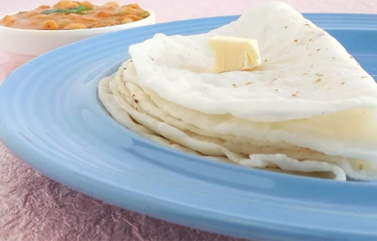 ভাত ও ডাল ব্লেন্ডারে দিয়ে ভালো করে পিষে ফেলুন। একদম মসৃণ আর থকথকে একটা পেস্ট হবে। এরপর এই পেস্টে দিন পেঁয়াজ, লঙ্কা, জিরে গুঁড়ো, নুন, ধনে কুচি, চাইলে দিতে পারেন মাংসও। এবার ভালো করে মিশিয়ে নিন। প্যানে অল্প তেল দিয়ে এই মিশ্রণ থেকে প্যানকেক মত বানিয়ে ভাজুন। একপাশ সোনালি ও মচমচে হলে উল্টে দিন। পরিবেশন করুন সস বা চাটনির সাথে।