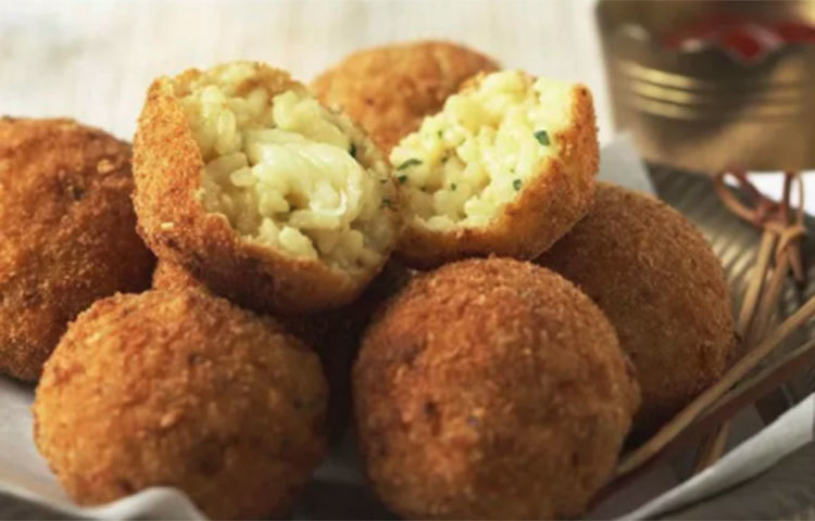 বাসি ভাতকে গরম করে ভালো করে চটকে নিন। আপনার পছন্দমত যে কোনো মশলা দিন স্বাদের জন্য। ভেতরে চিজের পুর দিয়ে গোল গোল বল তৈরি করুন। এই বল ডিমে ডুবিয়ে বিস্কিটের গুঁড়ায় গড়িয়ে নিন। সোনালি করে ভেজে তুলুন। দারুণ সুস্বাদু স্ন্যাক্স তৈরি!