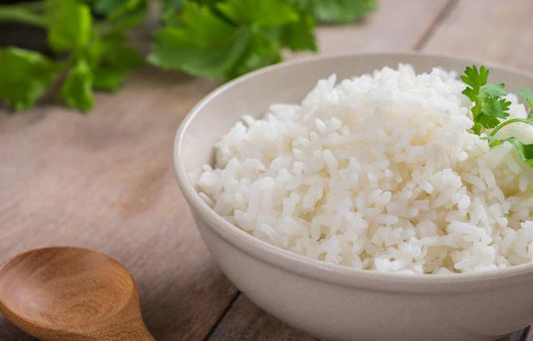 সেখানে গবেষকরা দেখাচ্ছেন, সাদা চাল মিলে ছাটা হয়। এর ফলে চালের চাকচিক্য বাড়ে বটে কিন্তু ওপরে লেগে থাকা ভিটামিন বি-এর মতো জরুরি পুষ্টিকর উপাদান চলে যায়।