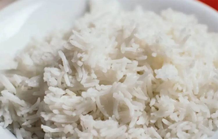 ভাতে ক্যালোরির পরিমাণ অনেক বেশি। এ কারণে প্রতিদিন ভাত খেলে ওজন বাড়তে পারে। ওজন নিয়ন্ত্রণে রাখতে ভাত খেতে হবে সীমিত পরিমাণে। ছবি: সংগৃহীত