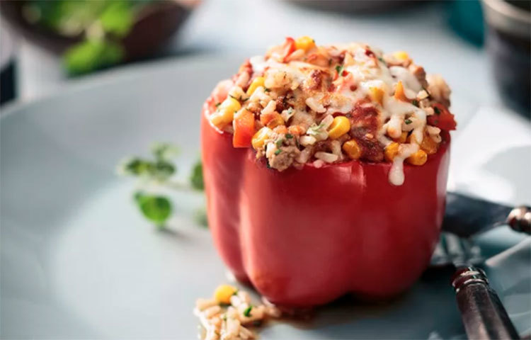 ভাতে মেখে নিন পেঁয়াজ, কাঁচা মরিচ, ধনেপাতা ও আপনার পছন্দের যে কোনো মশলা দিয়ে। এবার ক্যাপসিকামকে মাঝ বরাবর কেটে নিন। ভেতর থেকে বীজ বের করে এই ভাতের মিশ্রণ ভরুন। ওপরে মোটা করে চীজ ছড়িয়ে দিন। ওভেনে বেক করুন সোনালি হয়ে যাওয়া পর্যন্ত।