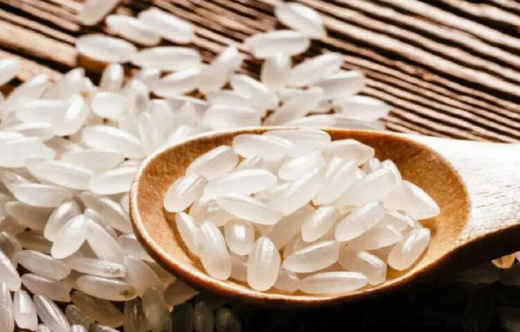 চালে পোকা ধরে গেলে, তাতে নিমপাতা দিন। নিমপাতার পরিবর্তে ব্যবহার করতে পারেন তেজপাতাও। দেখবেন তাতে চালের পোকা চলে গিয়েছে। তবে আগে থেকে এইগুলো চালে দিয়ে রাখলে, পোকা ধরবে না।