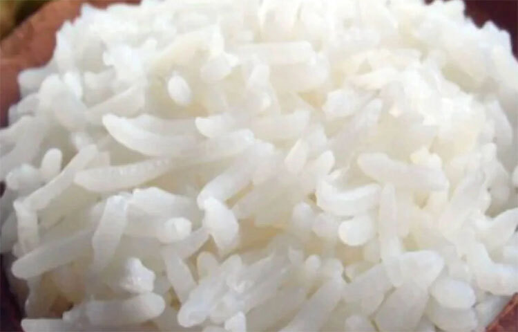 আপনি যদি ভাত খেতে পছন্দ করেন তবে সাদা ভাতের পরিবর্তে আপনি বাদামী চাল খেতে পারেন। এটি অনেক স্বাস্থ্যকর। সাদা চালে আঁশের পরিমাণ বেশি থাকে না। এমন অবস্থায় এটি বেশি পরিমাণে খেলে গ্যাসের সমস্যা হতে পারে। কখনো কখনো পেট ভারী এবং ফোলা দেখায়। ছবি: সংগৃহীত