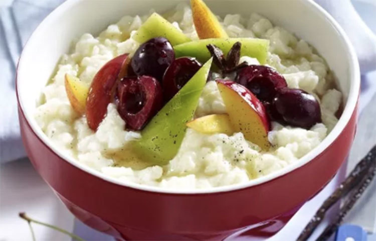 ঘন দুধ নিন। তার মধ্যে ভাতগুল দিয়ে দিন। সাথে চিনি ও ভ্যানিলা দিন। এবার জ্বাল দিতে থাকুন। মাঝে একবার ডাল ঘুটনি দিয়ে ভালো করে ঘুটে দেবেন যেন ভাতগুলো আধাভাঙ্গা হয়ে যায়। একদম ঘন হলে নামিয়ে নিন, ফ্রিজে রেখে ঠান্ডা করুন। পরিবেশন করুন আপনার পছন্দের যে কোন ফলের সাথে।