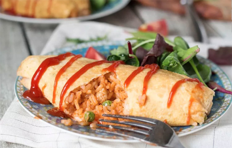 তেলের মধ্যে লঙ্কা কুচি দিয়ে দিন, তারপর ভাত দিয়ে দিন। সামান্য জিরে গুঁড়ো, চাট মশলা, ধনেপাতা দিয়ে ভাজুন। ভাত গরম হয়ে গেলে সমস্ত প্যানে এটাকে সমানভাবে ছড়িয়ে দিন। এরপর ২/৩টি ডিম ফেটিয়ে এই ভাটের মিশ্রণের ওপরে ছড়িয়ে দিন। একদমই নাড়বেন না। আঁচ কমিয়ে ঢাকনা দিয়ে ঢেকে রাখুন, অমলেট জমতে দিন। কিনারা দিয়ে একটু তেল ঢেলে দেবেন যেন ডিম তার প্রয়োজনীয় তেল পায়। একপাশ হয়ে গেলে সাবধানে উল্টে দিন। দুপাশ রান্না করে গেলে নামিয়ে ফেলুন।