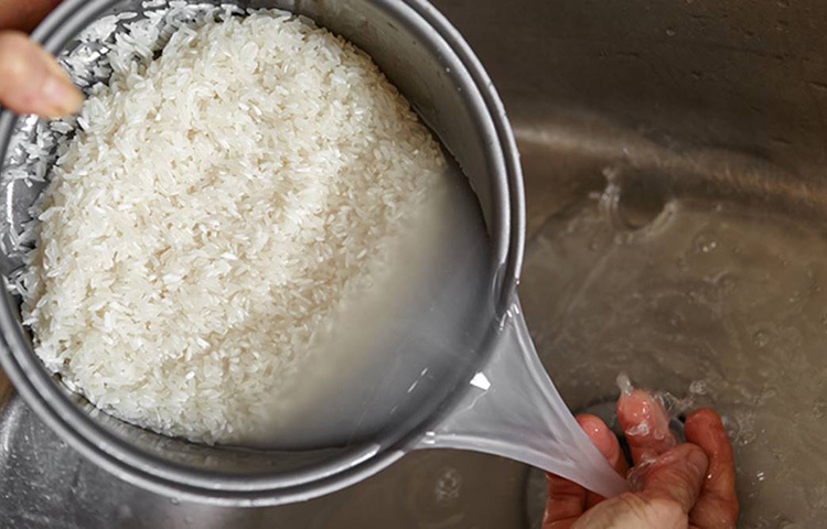 বিশেষজ্ঞদের মতে, চালের পানি টোনার হিসেবে ব্যবহার করা যেতে পারে। মুখ ফেসওয়াশ দিয়ে ধুয়ে রাইস ওয়াটারে কটন প্যাড ডুবিয়ে পুরো মুখে একবার বুলিয়ে নিন। ছবি: সংগৃহীত