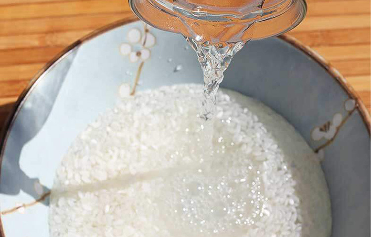 আইস কিউব হিসেবে চালের পানি ব্যবহার করলে তা পরিষ্কার মুখে আলতো করে বুলিয়ে নিন। ভালো করে ঘাড়ে-গলায়-মুখে লাগান। আন-ইভেন স্কিনের সমস্যা এতে খুব দ্রæত মিটবে। ছবি: সংগৃহীত