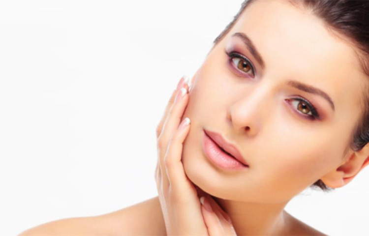 সকালে ঘুম থেকে উঠেও চালের পানি দিয়ে মুখ ধুতে পারেন। শুধু মুখ  নয়, চুলেও ব্যবহার করতে পারেন। ছবি: সংগৃহীত