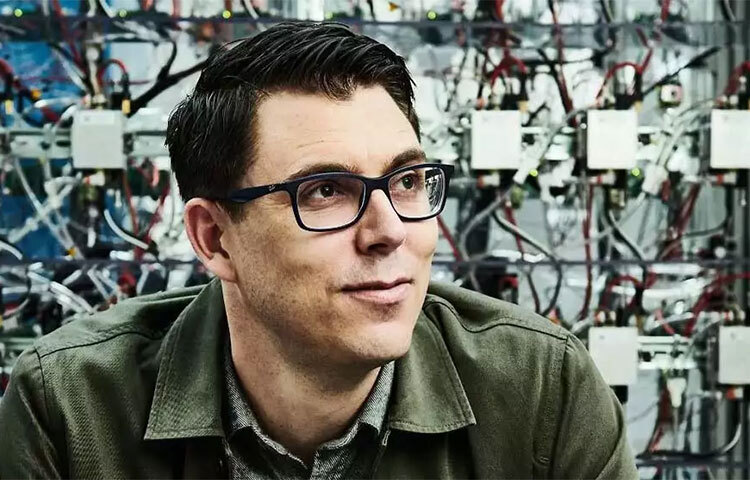 তালিকার দ্বিতীয় স্থানে রয়েছেন ‘রিভিয়ান অটোমোটিভ’ সংস্থার সিইও রবার্ট স্ক্যারিঞ্জে। ইলন মাস্ক প্রতি বছর যে বেতন পান, তার প্রায় এক-পঞ্চমাংশ বার্ষিক বেতন পান রবার্ট। বাংলাদেশি মুদ্রায় রবার্টের বেতন বছরে সাড়ে একুশ হাজার কোটি টাকা। ছবি: সংগৃহীত