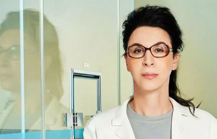 ১৯০৪ সালে প্যারিসে ‘কোটি’ সংস্থাটি প্রতিষ্ঠিত হয়েছিল। উন্নতমানের প্রসাধনী সামগ্রী বিক্রি করা এই সংস্থার সিইও সুয়ে নাবি। ১৪ জন সিইও-র মধ্যে তিনিই এক মাত্র নারী। বাংলাদেশি মুদ্রায় তার বার্ষিক বেতন ২৭১৬.৭৭ কোটি টাকা। ছবি: সংগৃহীত