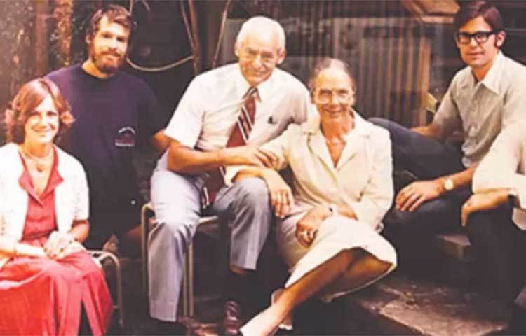 ওয়ালটন পরিবার: এই তালিকার শীর্ষে আছে মেক্সিকোর ওয়ালটন পরিবার। তাদের সম্পদের পরিমাণ ১৯০ দশমিক ৫ বিলিয়ন ডলার। ওয়ালটন মূলত খুচরা ব্যবসা করে। স্যাম ওয়ালটন ১৯৬২ সালে এটি প্রতিষ্ঠা করেন। তাদের প্রতিষ্ঠিত কোম্পানি ওয়ালমার্ট এখন বিশ্বের সবচেয়ে বড় কোম্পানির একটি, ২০১৯ সালের নভেম্বর পর্যন্ত তাদের রাজস্ব ছিল ৫১৪ দশমিক ৪ বিলিয়ন ডলার।