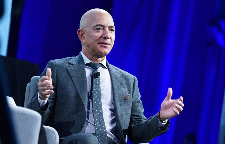 সবাইকে টেক্কা দিয়ে ফোর্বস পত্রিকার তালিকার শীর্ষে এখন অ্যামাজন ডট কম-এর কর্ণধার জেফ বেজোস।