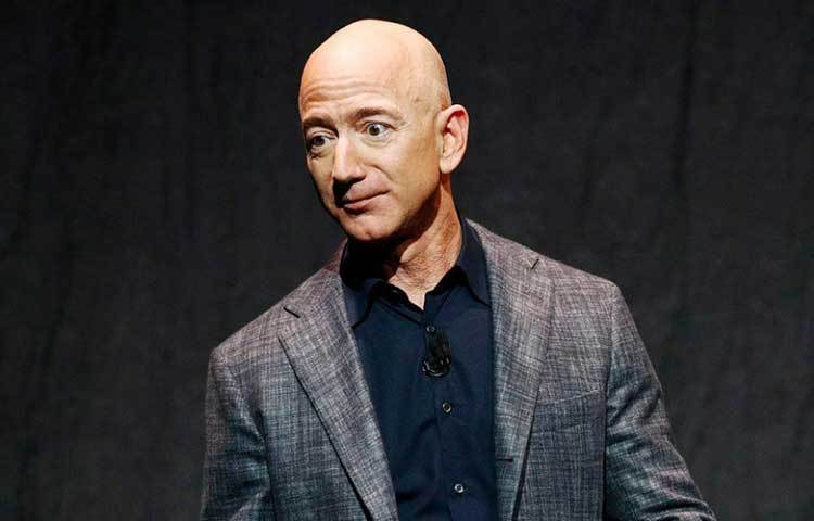২০১০ সালে বিশ্বের ৪৩তম ধনী শিল্পপতি ছিলেন জেফ বেজোস। তখন তার সম্পত্তির পরিমাণ ছিল ১২৩০ কোটি ডলার। সেই অবস্থান আমূল বদলে গিয়েছে গত এক দশকে। ফোর্বস পত্রিকার তালিকায় অ্যামাজন-কর্ণধার বেজোস এখন বিশ্বের ধনীতম ব্যক্তি। বর্তমানে তার সম্পত্তির পরিমাণ ছিল ১১ হাজার ৬০০ কোটি ডলার।