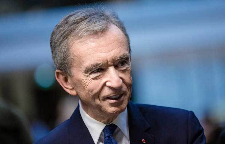 ধূমকেতুর মতো উত্থানের সাক্ষী বার্নার্ড অ্যারনল্ট। ফরাসি বিলাসপণ্য নির্মাতা এখন বিশ্বের দ্বিতীয় ধনীতম। সম্পত্তির পরিমাণ ১১ হাজার ২০০ কোটি ডলার। দশ বছর আগে এই পরিমাণ ছিল ২৭৫০ কোটিন ডলার। বলা হচ্ছে, অ্যারনল্টের সংস্থা এলভিএমএইচ যে হারে এগোচ্ছে, তাতে বেজোসের ঘাড়ে নিঃশ্বাস ফেলছেন তিনি।