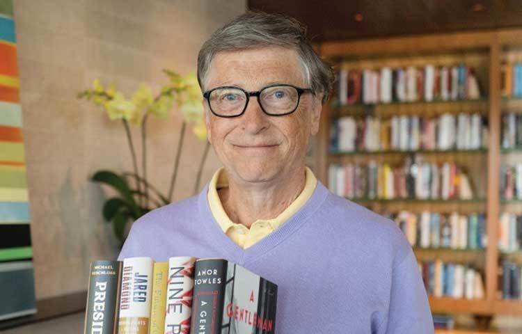 মাইক্রোসফ্টের সহ প্রতিষ্ঠাতা বিল গেটস দশ বছর আগে ছিলেন বিশ্বের ধনীতম ব্যক্তি। মোট সম্পত্তির পরিমাণ ছিল পাঁচ হাজার তিনশো কোটি ডলার। দশ বছর পরে তার সম্পত্তি বেড়েছে অনেকটাই। ১০ হাজার ৮০০ বিলিয়ন ডলারের মালিক গেটস এখন বিশ্বের তৃতীয় ধনী ব্যক্তি।