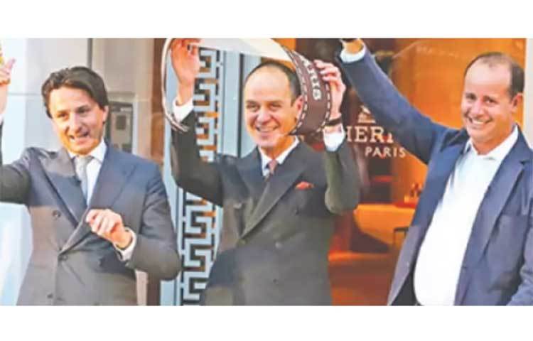 ডুমাস পরিবার: ডুমাস পরিবারের সম্পদের পরিমাণ ৫৩ দশমিক ১ বিলিয়ন ডলার। তাদের প্রতিষ্ঠিতি ফ্যাশন হাউস হারমেস চমৎকার হ্যান্ডব্যাগ ও সুগন্ধি দিয়ে ক্রেতাদের মন জয় করেছে। অ্যাক্সেল ডুমাস এখন এই কোম্পানির প্রধান নির্বাহী।