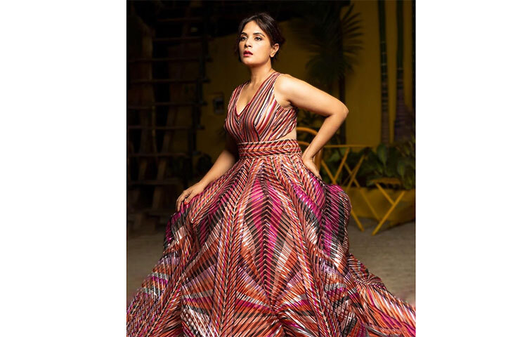 মাল্টিকালারের রং বাহারি গাউনে মোহময়ী রিচা। বহুদিন ধরেই প্রেমিক আলি ফয়জলের সঙ্গে লিভিং করেন তিনি। প্রেমিককে বিয়ের জন্য চাপ দিচ্ছেন অনেক দিন ধরেই। তবে এখনও সঠিক কিছু জানাননি। ছবি: সংগৃহীত