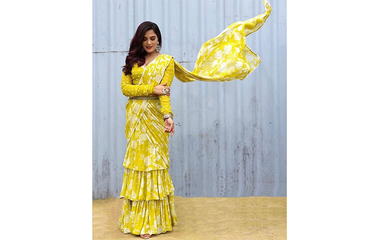 হলুদ ছাপা রাফেল শাড়িতে নজর কেড়েছেন রিচা চাড্ডা। ছবি: সংগৃহীত