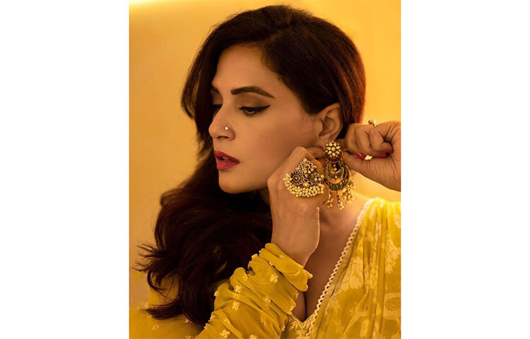 জমকালো গয়নায় মোহময়ী রিচা। সঙ্গে হলুদ পোশাক। ঐতিহ্যবাহী লুকে ধরা দিলেন নায়িকা। ছবি: সংগৃহীত