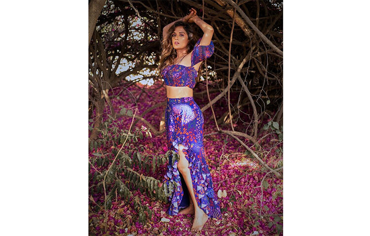 নীল ছাপা পোশাকেও মোহময়ী রিচা চাড্ডা। ছবি: সংগৃহীত