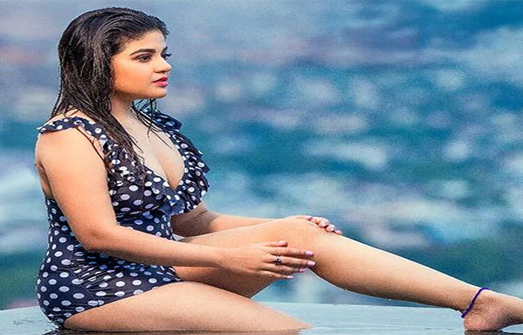 রণিতার এই জলকেলি আসলে একটি ফটোশ্যুটের অংশ। সেই ভিডিওটিই ফ্যানেদের সঙ্গে শেয়ার করেছেন অভিনেত্রী। ছবি: ইনস্টাগ্রাম