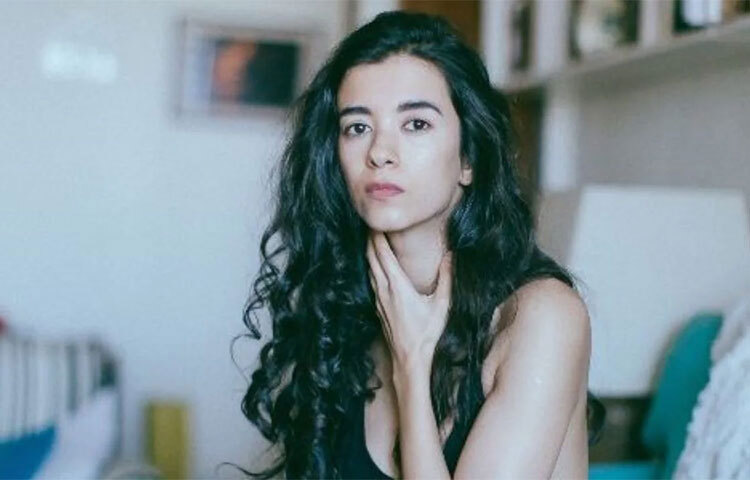 তার শেষ ছবি ‘ইশক’ মুক্তি পেয়েছিল ২০২১ সালে। কিন্তু অভিনয়ই সাবার একমাত্র পেশা নয়। তিনি একাধারে সংগীতশিল্পী ও লিরিসিস্ট। ইনস্টাগ্রামে এই মুহূর্তে সাবার অনুরাগীর সংখ্যা প্রায় ৮২ হাজারের কাছাকাছি। ছবি: সংগৃহীত