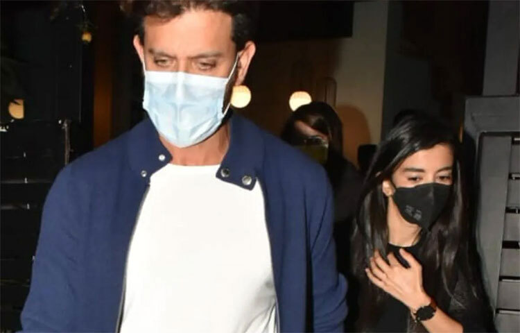 বলিউডের উঠতি অভিনেত্রী সাবা আজাদ  ইতিমধ্যেই কয়েকটি ওয়েব সিরিজে কাজ করেছেন। টিনসেল টাউনের ‘চর্চা’ বলছে কিছুদিন যাবত সাবার সঙ্গেই হৃতিক মেলামেশা করছেন। হৃতিকের এক ঘনিষ্ঠ বন্ধু এই সূত্রে বলেন, হৃতিক সবসময় ব্যক্তিগত জীবনের খবরাখবর গোপন রাখতে চান। এ কারণে সাবা আজাদের বিষয়টিও প্রকাশ্যে আনতে চাইছেন না। তবে এবার হয়ত সেই সময় এসেছে। যদিও হৃতিক কিংবা সাবা আজাদ কেউই বিষয়টি নিয়ে কোনো মন্তব্য করেননি। ছবি: সংগৃহীত