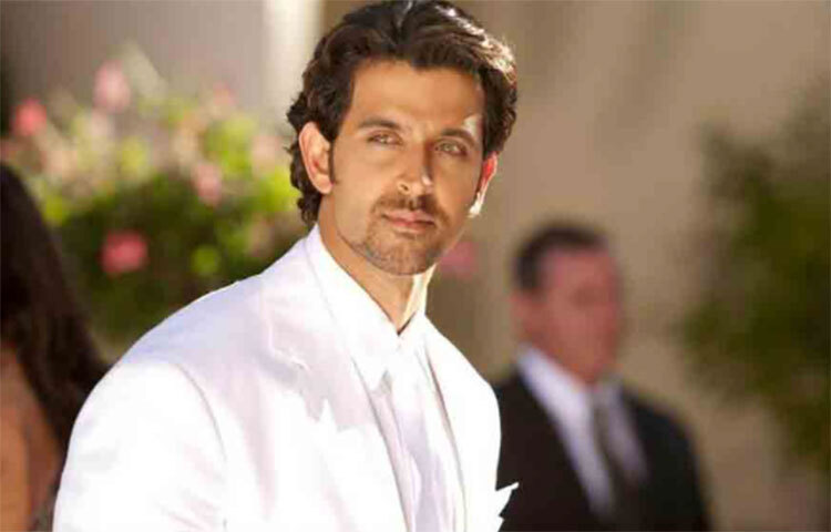 বক্স অফিসে তো বটেই, সমালোচকদেরও তারিফ কুড়িয়ে নিয়েছিল ‘দিল চাহতা হ্যায়’। গাছের ডালের আড়ালে নায়ক-নায়িকার রোম্যান্স নয়। বরং মাটির কাছাকাছি থাকা চরিত্রদের টেনে এনেছিল এ ছবি। অক্ষয়কে সিডের ভূমিকায় দেখে চমকে গিয়েছিলেন অনেকে। সে সময় সইফের প্রায় ডুবন্ত ক্যারিয়ারকেও বাঁচিয়ে দিয়েছিল এ ছবি। তবে আগেই তো ‘না’ বলে দিয়েছেন। ফলে কোনো ফায়দাই জোটেনি হৃতিকের। ছবি: সংগৃহীত