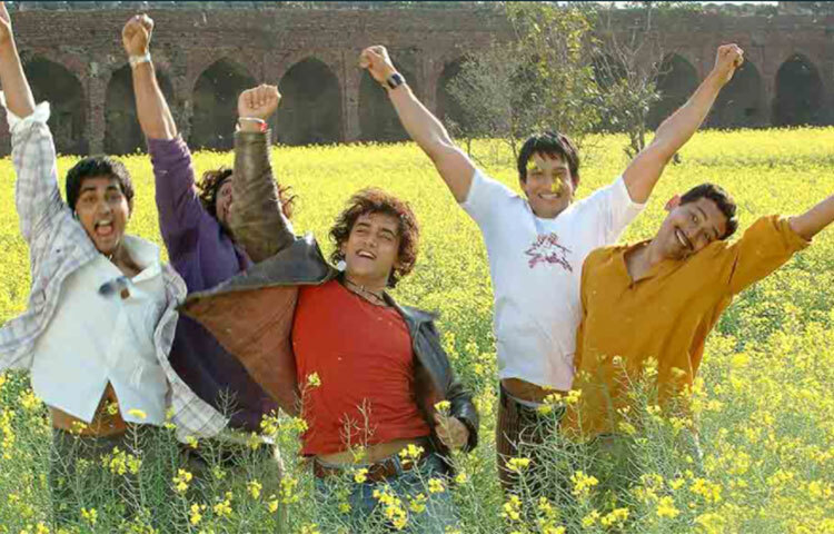 ‘রং দে বসন্তী’-তে আমির খানের মতো তারকার উপস্থিতি সত্তে¡ও কর্ণ সিংহানিয়াকে ভালোবেসে ফেলেছিলেন দর্শকেরা। দক্ষিণী ছবির আঙিনা ছেড়ে প্রথম বার হিন্দিভাষীদের কাছে নিজেকে মেলে ধরেছিলেন সিদ্ধার্থ। দর্শকদের পাশাপাশি সমালোচকেরাও তার কাজে বেজায় খুশি হয়েছিলেন। ছবি: সংগৃহীত