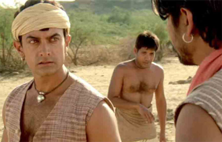 ২০০১ সালে বক্স অফিসের প্রায় সব রেকর্ড ভেঙে দিয়েছিল আশুতোষ গোয়ারিকরের ‘লগান’। সে ছবির পটভূমিকা ছিল, পরাধীন ভারতের এক প্রত্যন্ত গ্রামের বাসিন্দাদের ব্রিটিশদের বিরুদ্ধে লড়াইয়ের কাহিনি। ‘লগান’-এর গল্পে ছিল ভুবন-গৌরীর রোম্যান্সের ফোড়নও। ভুবনের চরিত্রে আমির খানের আগে হৃতিকই পছন্দ ছিল আশুতোষের। ছবি: সংগৃহীত