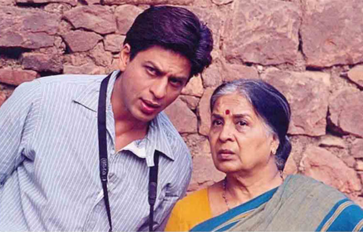 বলিউডের পরিচালকদের মধ্যে আশুতোষ তার অন্যতম প্রিয়। সংবাদমাধ্যমে বহুবার এ দাবি করেছেন হৃতিক। তবু ‘লগান’-এরপর আবারও তার ছবির অফার ফিরিয়ে দিয়েছিলেন। এ বার ‘স্বদেশ’। যে ছবির মুখ্য চরিত্রে শাহরুখ খানকে দেখা গিয়েছিল। নাসা-ফেরত মোহন ভার্গবের চরিত্রের জন্য নিজের সুপারস্টার ভাবমূর্তি ঝেড়ে ফেলেছিলেন শাহরুখ। ছবি: সংগৃহীত